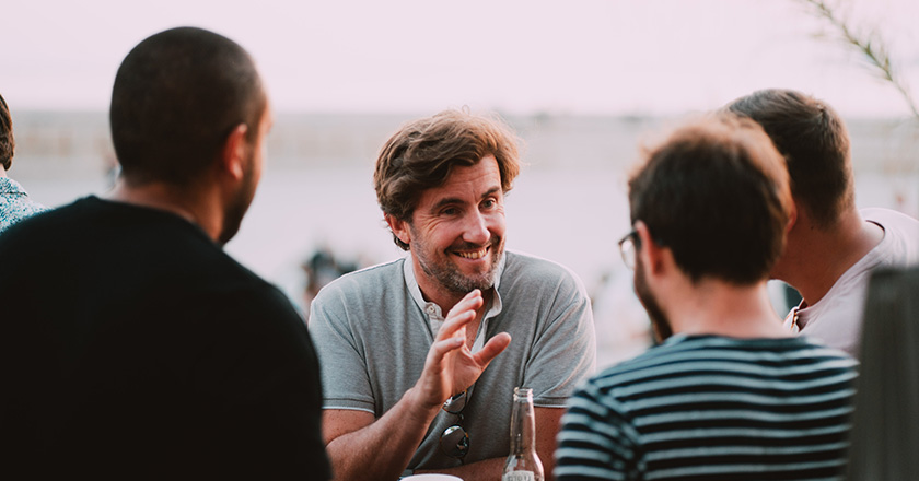 des amis rigolent à la cabane des amis