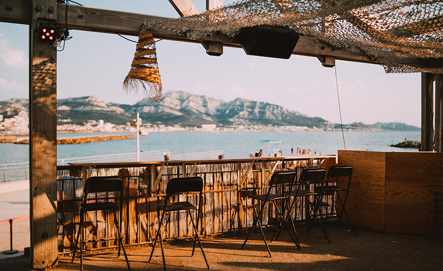 cabane des amis sièges et vue sur la mer et marseilleveyre