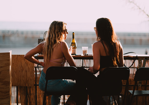 des amis discutent à la cabane des amis