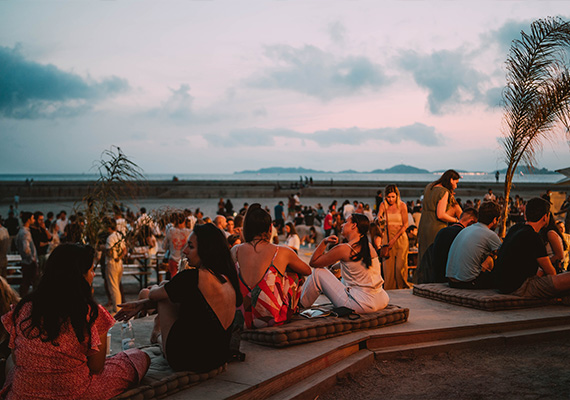 du monde assis à la cabane des amis