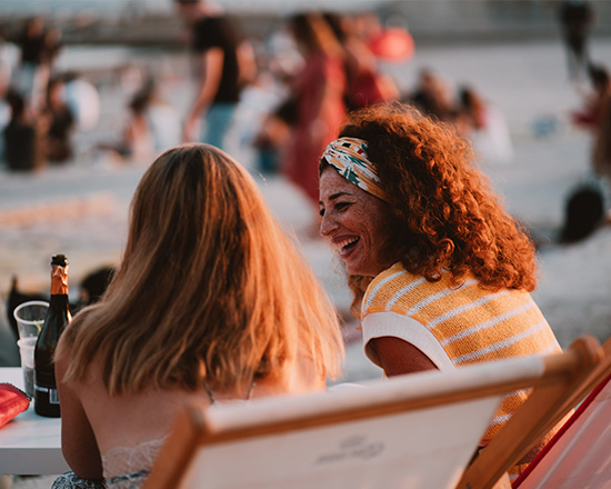 amis et sourires sur les transats de la cabane marseille