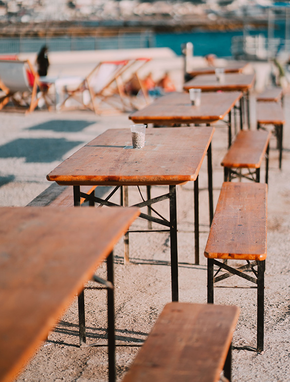 les tables en bois de la cabane des amis