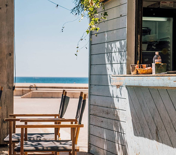 chaises et soleil à la cabane des amis