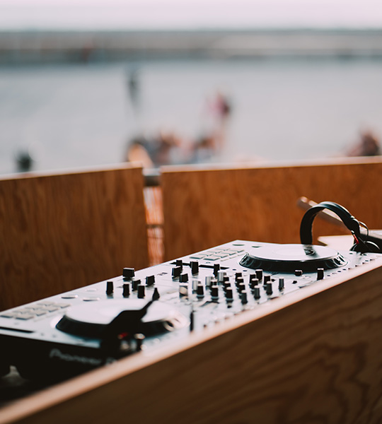 platines dj à la cabane des amis marseille